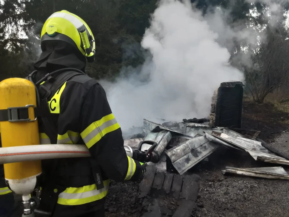 Na Žďársku shořela chatka. Zasahovaly čtyři jednotky hasičů, příčinou byla nedbalost