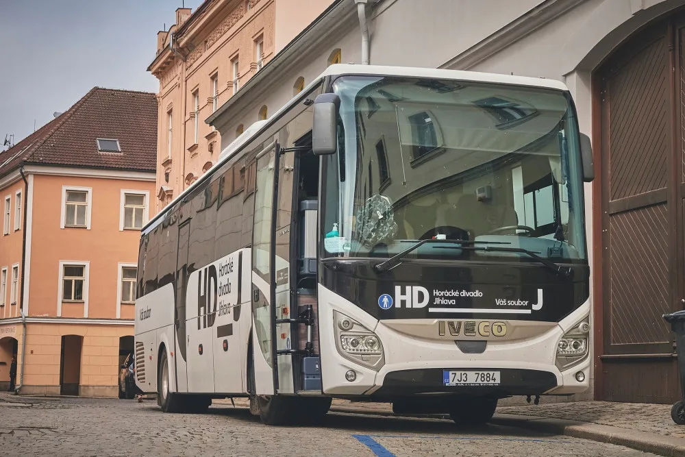Svozové autobusy do Horáckého divadla jsou v ČR unikátní, zažívají renesanci, říká ředitel Remiáš