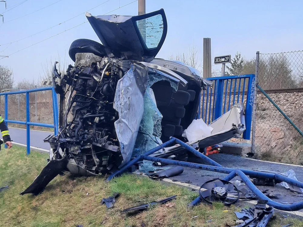 Vážná nehoda na Jihlavsku. Renault se po nárazu zřítil z mostu, řidiče transportoval vrtulník do nemocnice.
