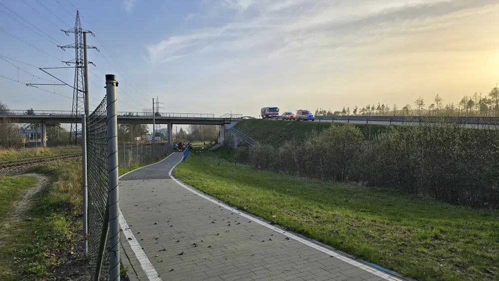 Vážná nehoda na Jihlavsku. Renault se po nárazu zřítil z mostu, řidiče transportoval vrtulník do nemocnice