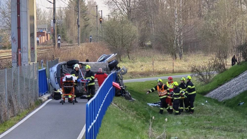 Vážná nehoda na Jihlavsku. Renault se po nárazu zřítil z mostu, řidiče transportoval vrtulník do nemocnice