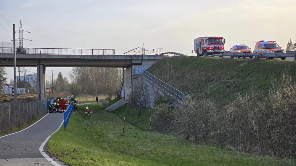 Vážná nehoda na Jihlavsku. Renault se po nárazu zřítil z mostu, řidiče transportoval vrtulník do nemocnice