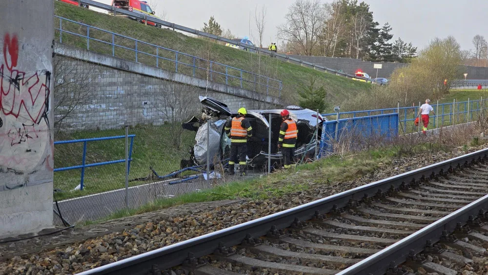 Vážná nehoda na Jihlavsku. Renault se po nárazu zřítil z mostu, řidiče transportoval vrtulník do nemocnice