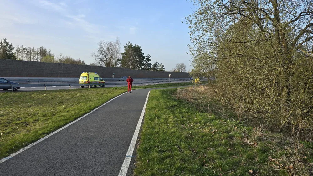 Vážná nehoda na Jihlavsku. Renault se po nárazu zřítil z mostu, řidiče transportoval vrtulník do nemocnice