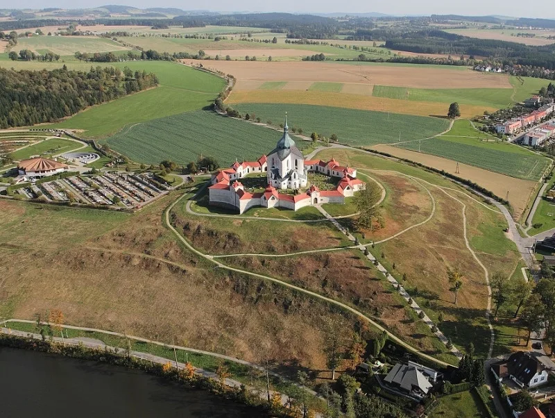 Žďárská Zelená hora má opravený ambit, nad branou po 200 letech přibyli andělé.