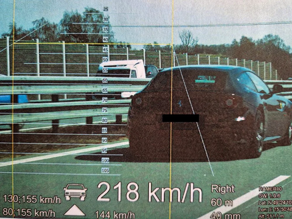 Obrovský hazard. Cizinec ve Ferrari se po D1 řítil rychlostí 218 km/h, na místě přišel o řidičák