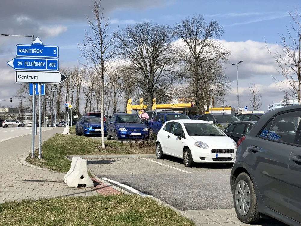 Řidiči na sídlišti U Hřbitova si začnou zvykat na modré čáry. Co město plánuje udělat s parkovištěm P+R?