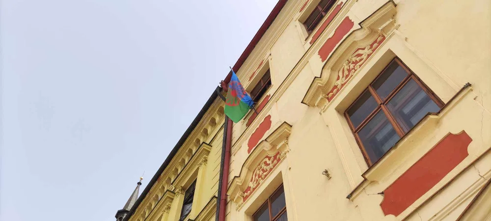 Na radnici v Jihlavě vlaje romská vlajka. Poprvé se tam objevila před pěti lety