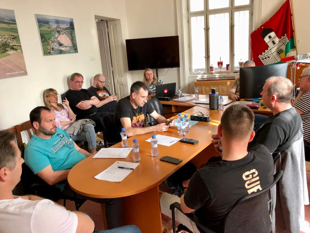 Starosta? Nebere lidem telefony, slibuje a nic se pak nestane, znělo na zastupitelstvu ve Větrném Jeníkově