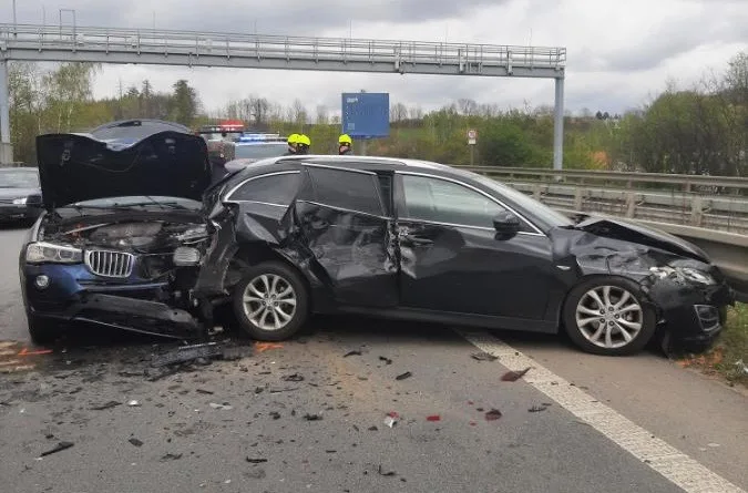 Řetězová reakce. Záchranáře zaměstnala nehoda tří aut na přivaděči u Jihlavy, čtyři lidé skončili v nemocnici