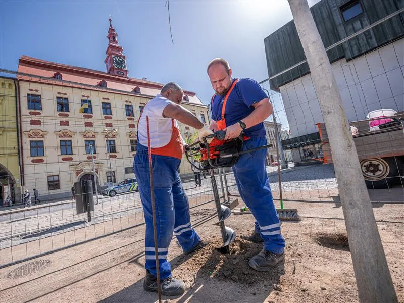 Příprava na osazení nových pěti laviček na jihlavském Masarykově náměstí