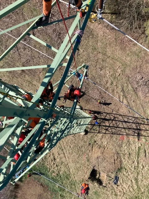 FOTO: Hasiči cvičili, jak pomoci člověku uvízlému na stožáru elektrického vedení. Podívejte se, jak jim to šlo