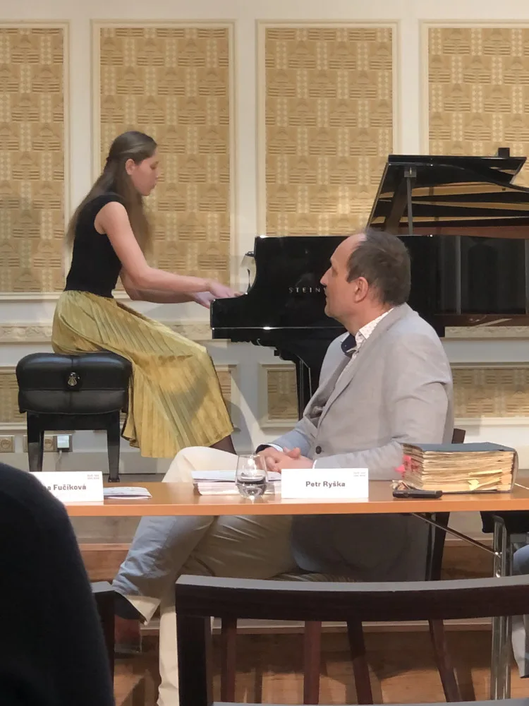 VIDEO: Jihlavská ZUŠ už sto let pomáhá rozvíjet talent dětí. Výročí přijede oslavit i Čechomor