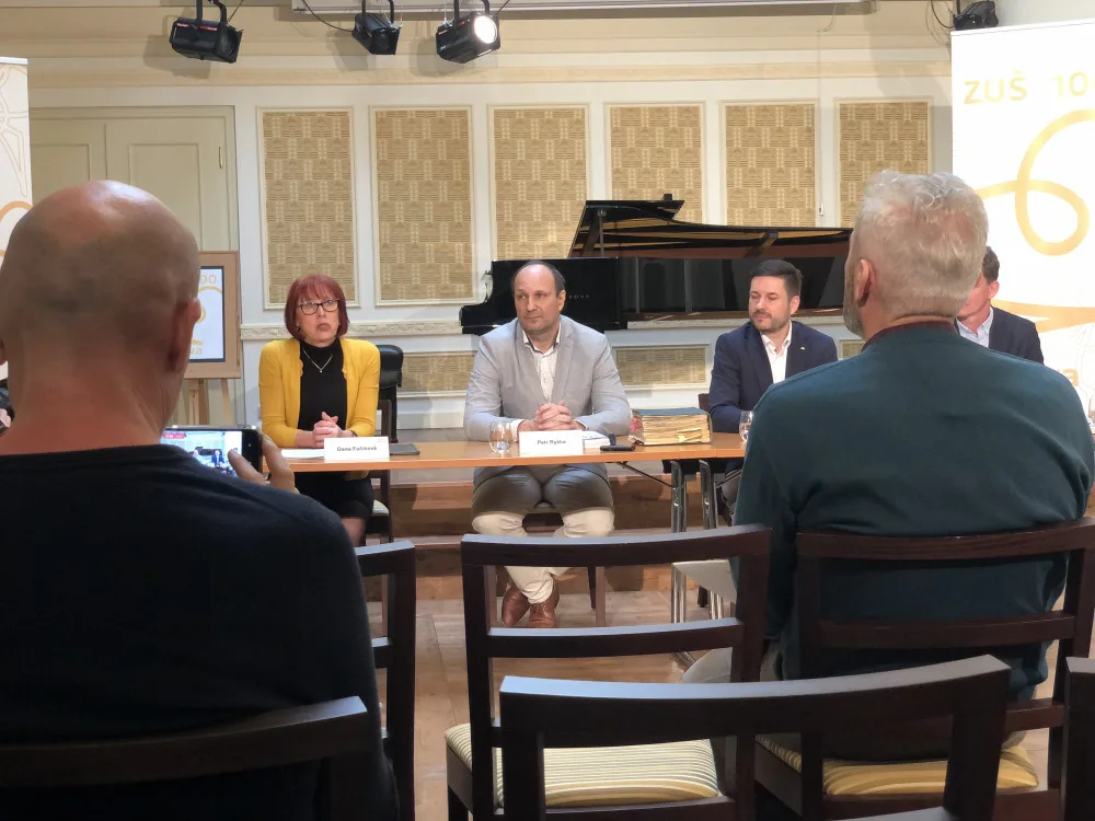 VIDEO: Jihlavská ZUŠ už sto let pomáhá rozvíjet talent dětí. Výročí přijede oslavit i Čechomor