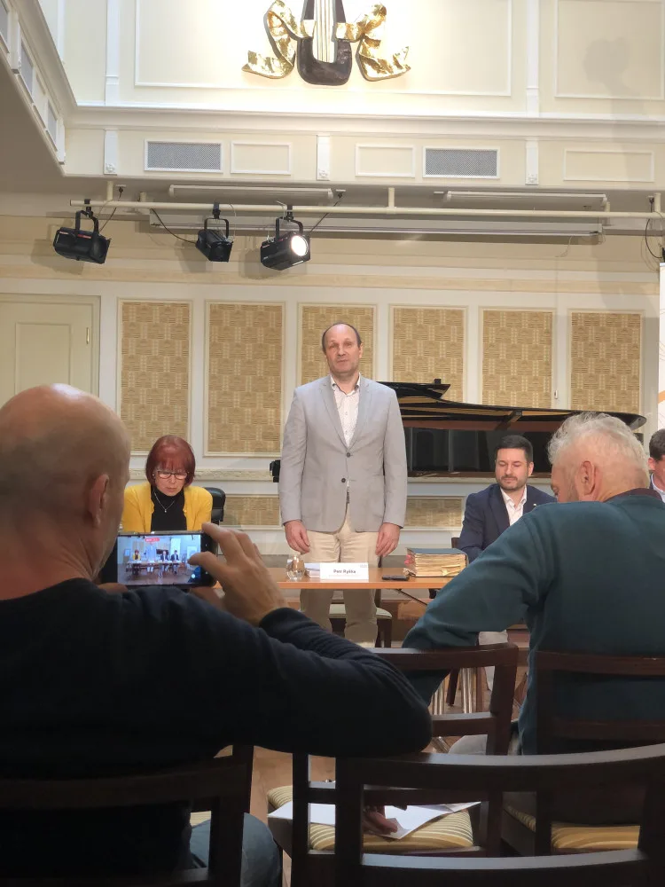 VIDEO: Jihlavská ZUŠ už sto let pomáhá rozvíjet talent dětí. Výročí přijede oslavit i Čechomor