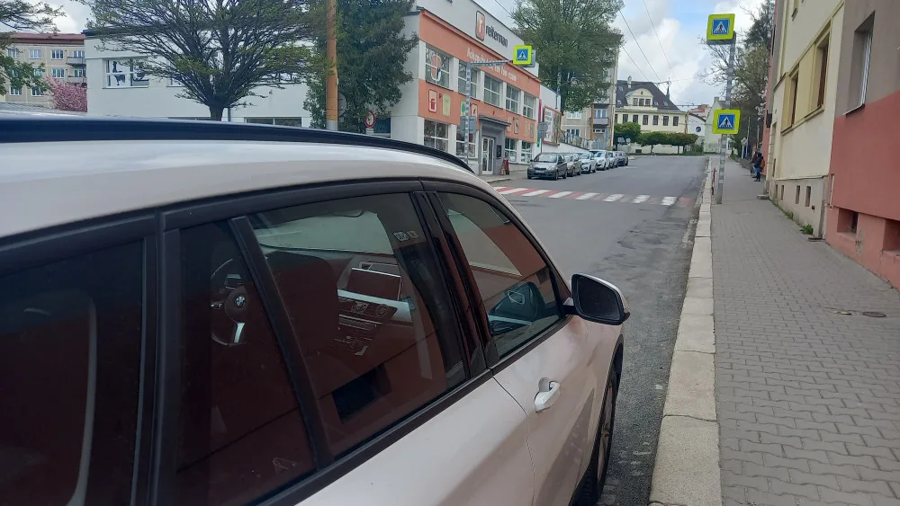 Pět minut pro "mamataxi" musí stačit. U škol na Seifertově ulici bude parkoviště K+R