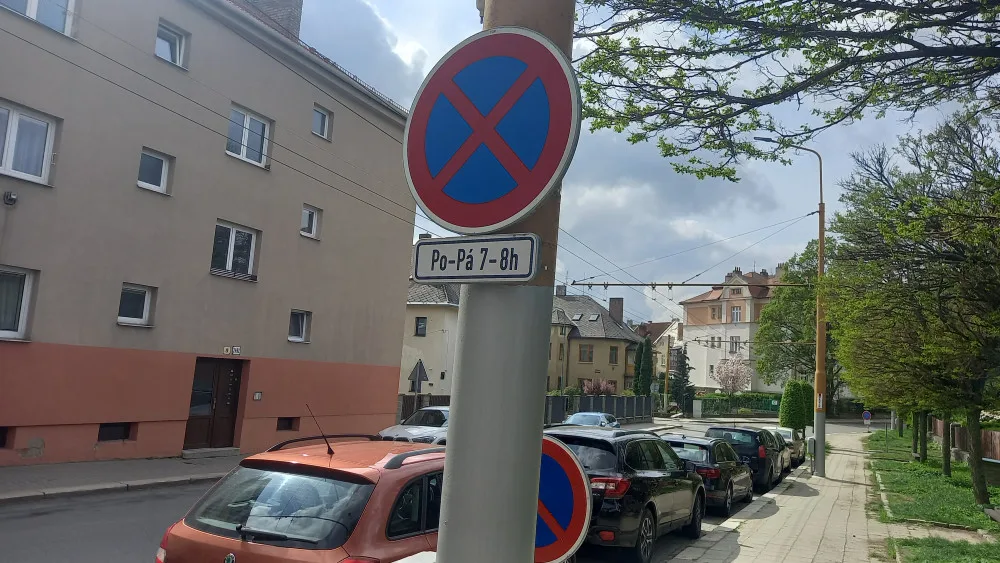Pět minut pro "mamataxi" musí stačit. U škol na Seifertově ulici bude parkoviště K+R