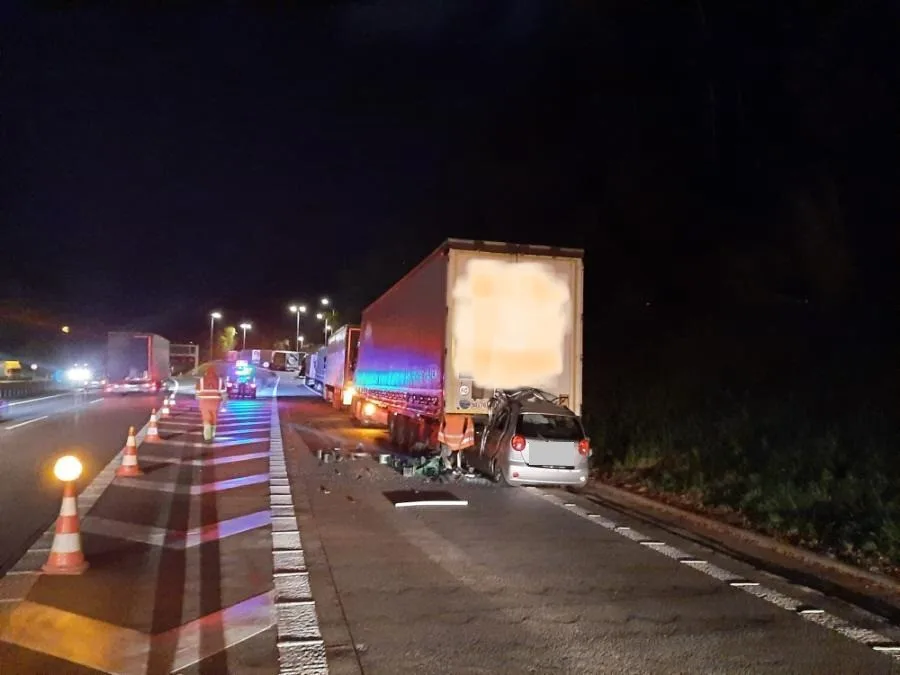 Smrt na D1. Mladý cizinec v autě narazil do odstaveného návěsu, na místě podlehl zraněním