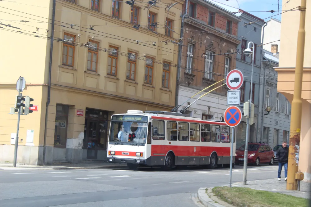 V Jihlavě jezdí už 25 let bezbariérové trolejbusy. V neděli to oslavili tematickými retrojízdami
