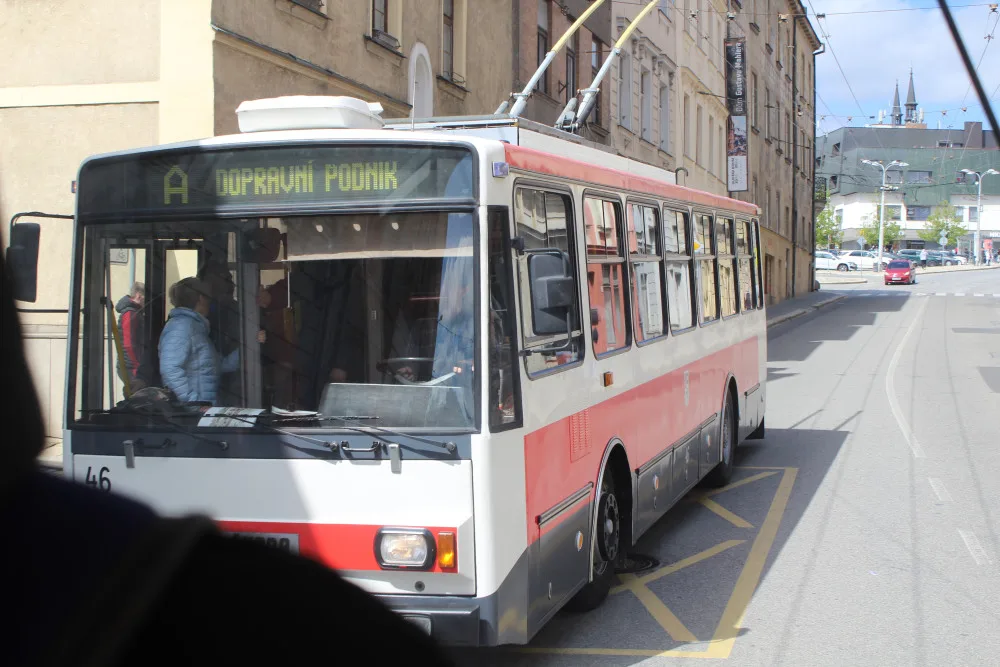 V Jihlavě jezdí už 25 let bezbariérové trolejbusy. V neděli to oslavili tematickými retrojízdami