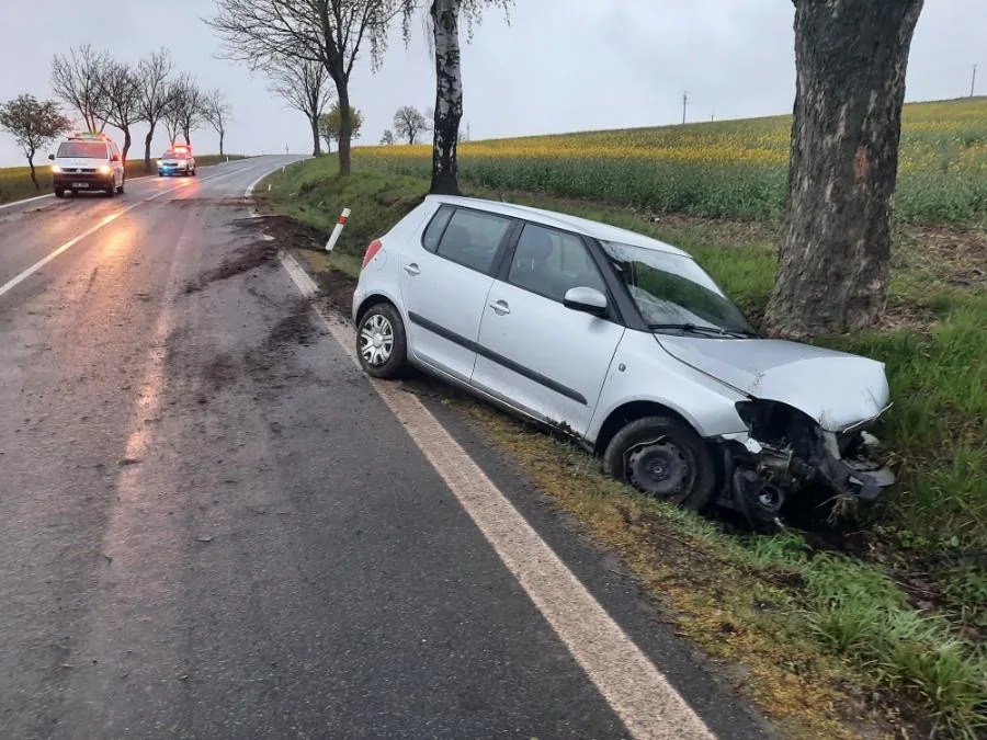 Muž popil a usedl za volant. Dostal se do protisměru a na Žďársku boural, nadýchal skoro čtyři promile