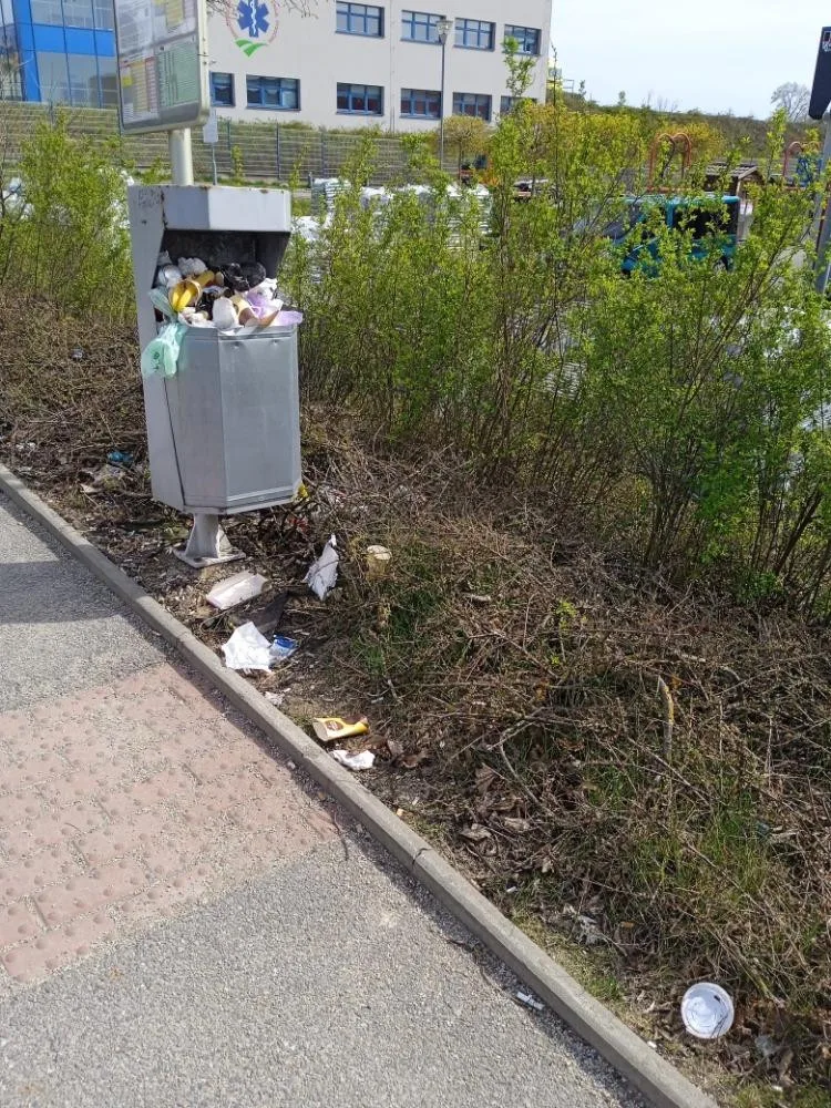 Jihlavané na sítích píšou o přeplněných koších. Největší nepořádek je hlavně na zastávce u Billy, tvrdí jeden z nich