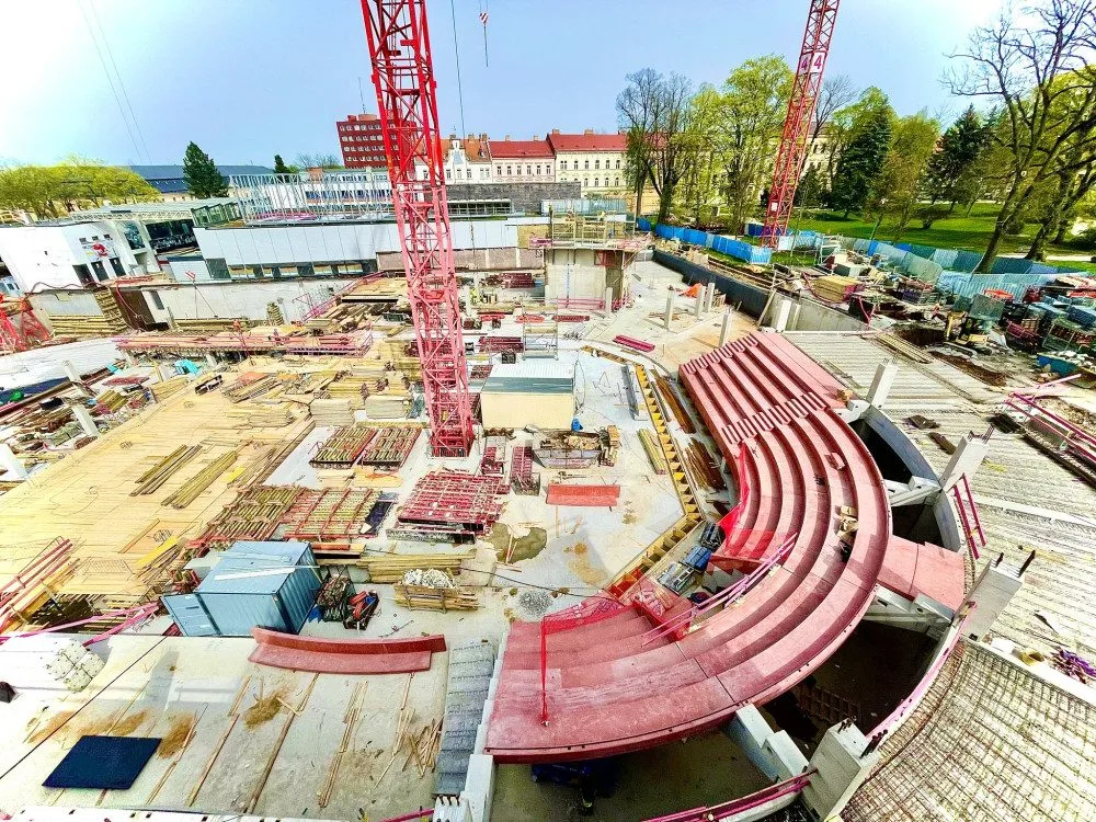 Ilustrační foto, foto z výstavby arény (9. dubna 2024)