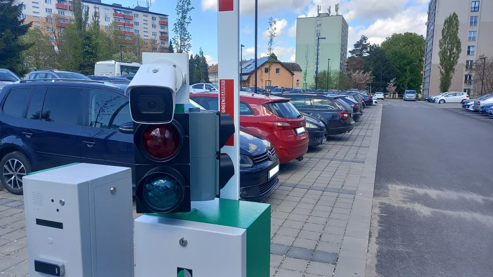 Závora na parkovišti za budovou E