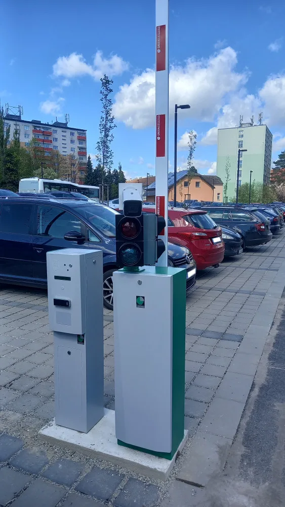 Závora na parkovišti za budovou E