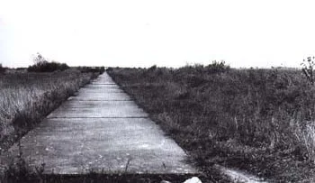 U obce Čestlice u Prahy byly v listopadu 1939 vybetonovány odstavné pruhy v šířce 2,25 m. Fotografie pochází ze šedesátých let, zdroj: ceskedalnice.cz