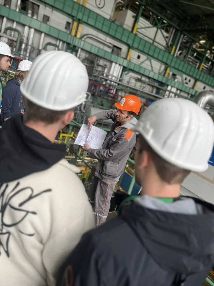 Maturity začaly i v dukovanské elektrárně. Energetika zajímá nejen studenty, ale i studentky