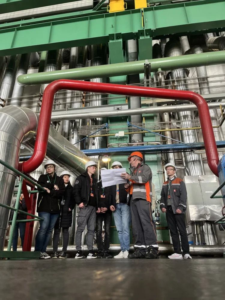 FOTO: Maturity začaly i v dukovanské elektrárně. Energetika zajímá nejen studenty, ale i studentky