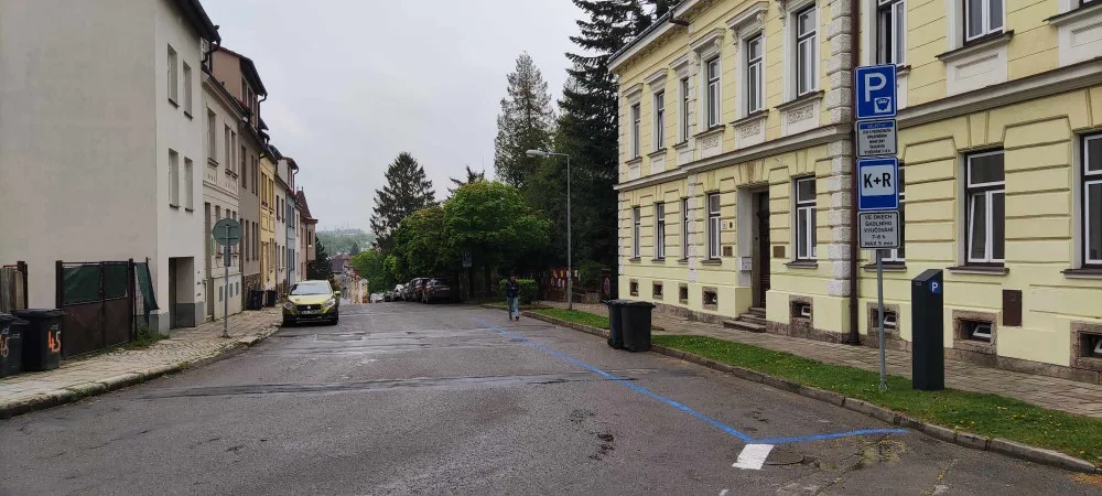 Ulice Fibichova a Zahradní zmodraly. Platit se mi moc nechce, budu asi parkovat Na Slunci, říká řidič