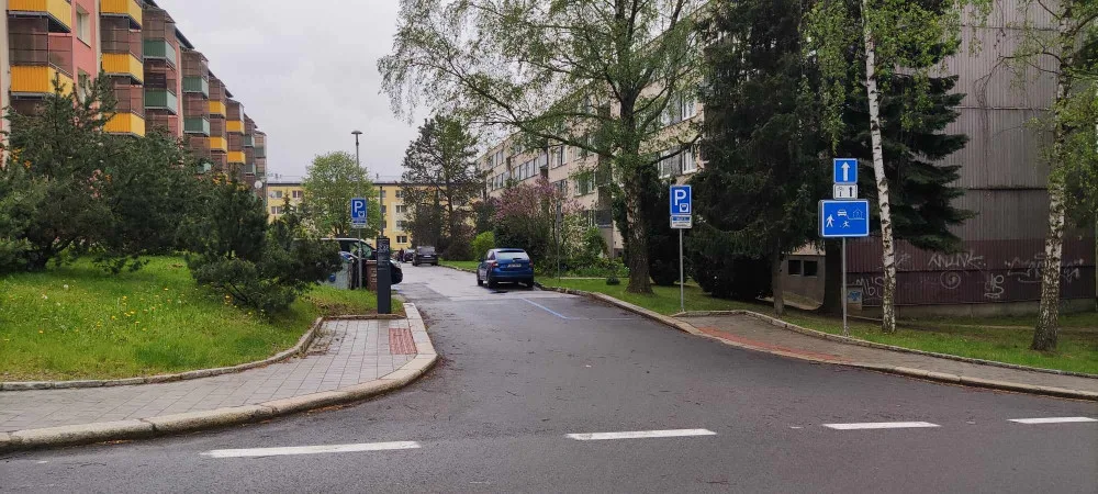 Ulice Fibichova a Zahradní zmodraly. Platit se mi moc nechce, budu asi parkovat Na Slunci, říká řidič