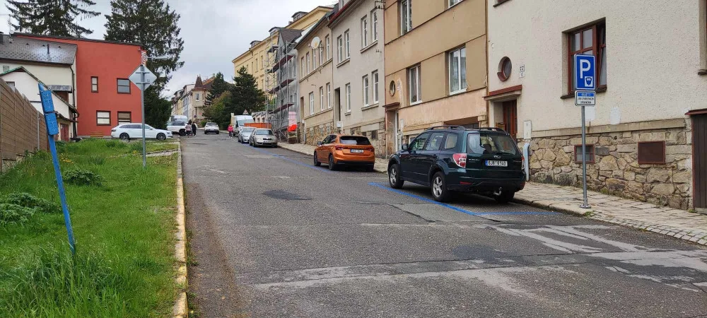 Ulice Fibichova a Zahradní zmodraly. Platit se mi moc nechce, budu asi parkovat Na Slunci, říká řidič