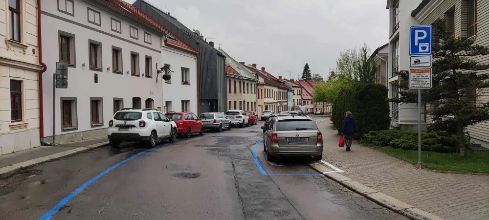 Ulice Fibichova a Zahradní zmodraly. Platit se mi moc nechce, budu asi parkovat Na Slunci, říká řidič