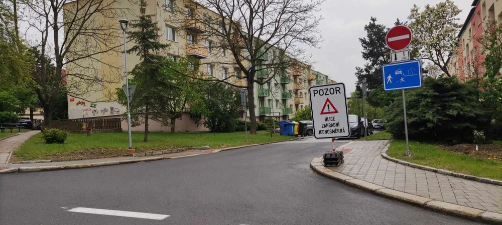 Ulice Fibichova a Zahradní zmodraly. Platit se mi moc nechce, budu asi parkovat Na Slunci, říká řidič