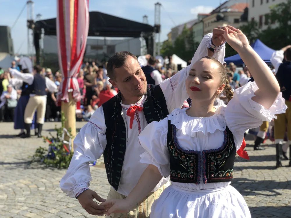 VIDEO: Májové slavnosti v Jihlavě ve znamení folkloru. Podívejte se na letošní zaplétání máje