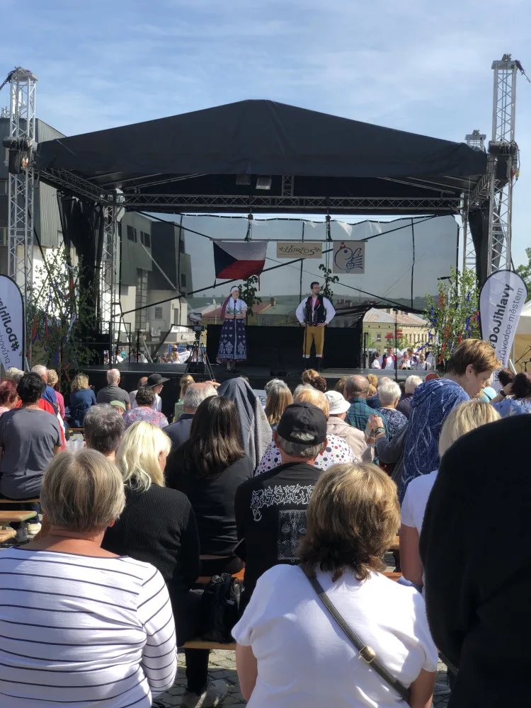 VIDEO: Májové slavnosti v Jihlavě ve znamení folkloru. Podívejte se na letošní zaplétání máje