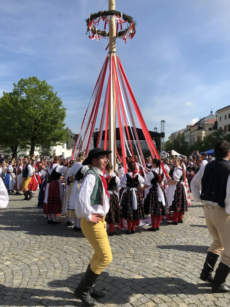 VIDEO: Májové slavnosti v Jihlavě ve znamení folkloru. Podívejte se na letošní zaplétání máje
