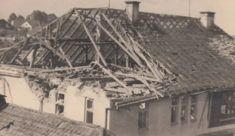 Jeden z domů v Dadešicích na Třebíčsku po bombovém útoku v roce 1945