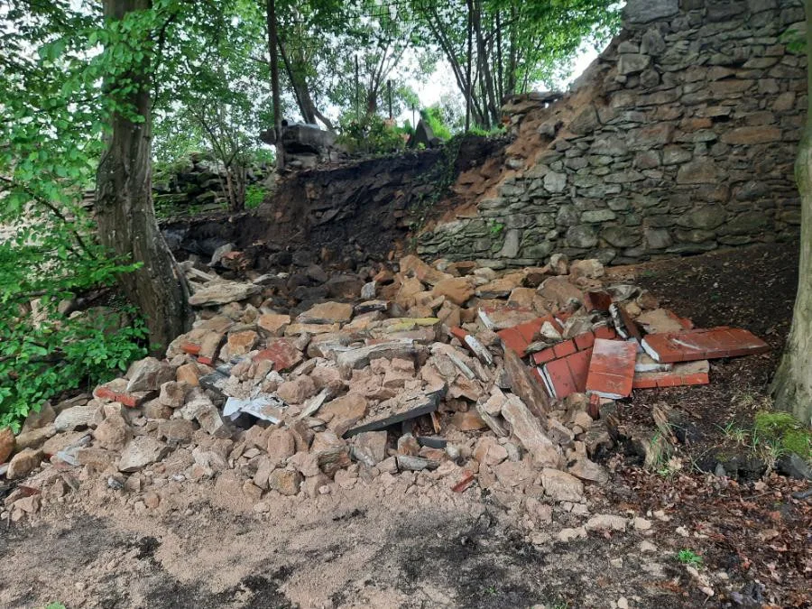 Incident v pacovském zámeckém parku: Na dvě seniorky na lavičce se zřítila zeď, zasahovat musel i vrtulník