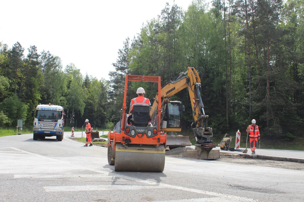 Stavba nové okružní křižovatky na přivaděči dnes začala. Podívejte se na zahájení prací