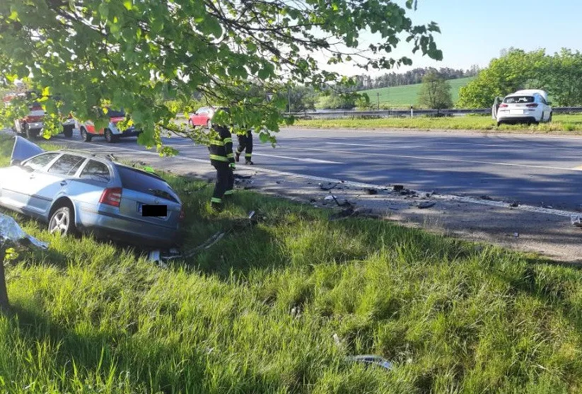 Škoda přes čtvrt milionu, dva zranění řidiči. To je bilance nehody dvou u Laviček
