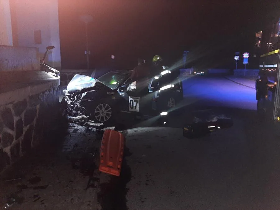 Řidička na hrázi přehrady dostala ve vysoké rychlosti smyk a narazila do zdi. Nehoda si vyžádala zásah vrtulníku