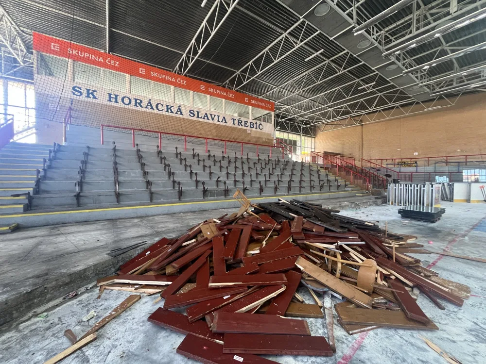 V Třebíči už začala rekonstrukce stadionu. Podívejte se, jak to teď vevnitř vypadá 