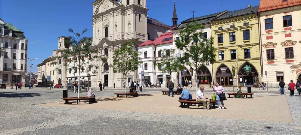 Každý z pěti jerlínů na náměstí má nově kruhovou lavičku. Investice vyšla na 380 tisíc korun