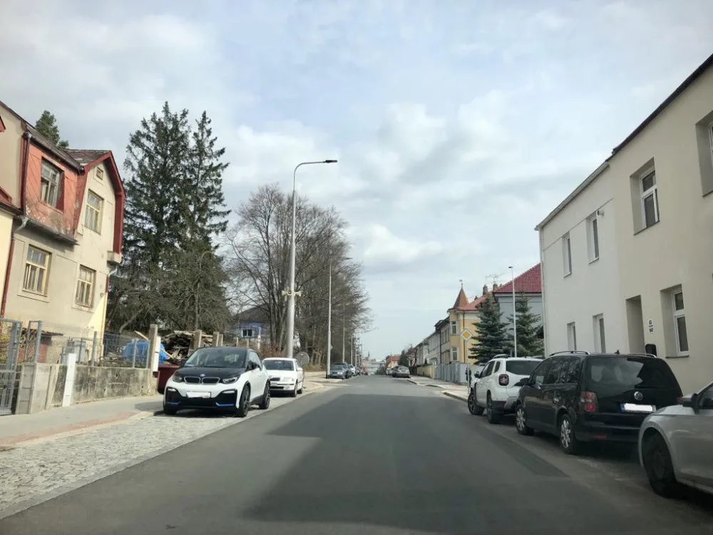 Nové ulice s modrými čárami a nová aplikace pro placení. Parkování v Jihlavě se stále vyvíjí