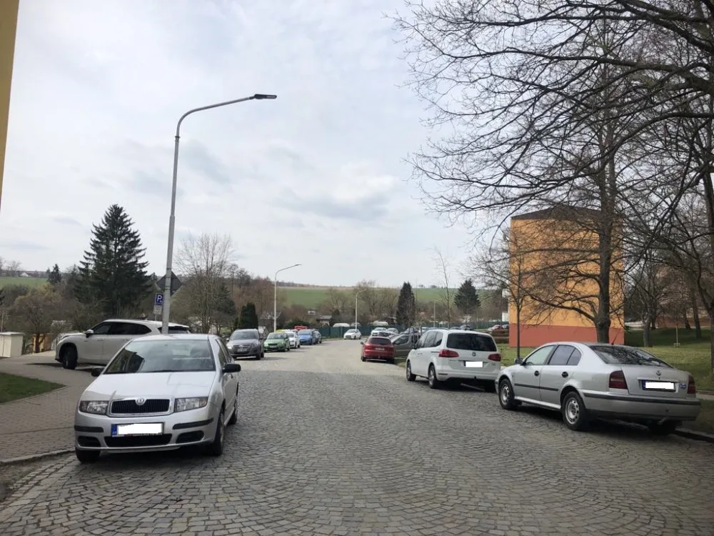 Nové ulice s modrými čárami a nová aplikace pro placení. Parkování v Jihlavě se stále vyvíjí