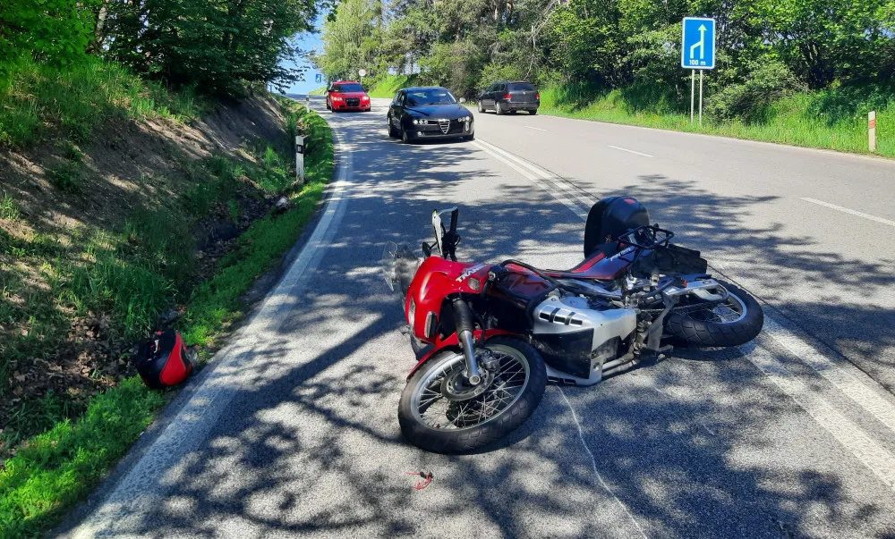 Incident v Kostelci u Jihlavy. Řidička se srazila s motorkářem, toho zdravotníci převezli do nemocnice 